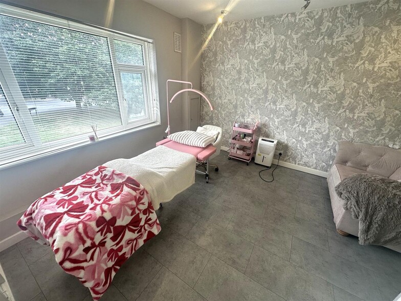 75 Pendas Way, Leeds for sale - Interior Photo - Image 3 of 8