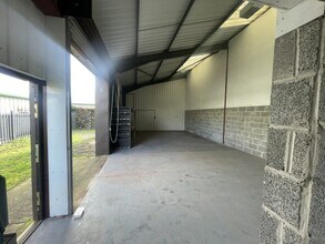 24-25 Flightway, Honiton to rent Interior Photo- Image 1 of 2