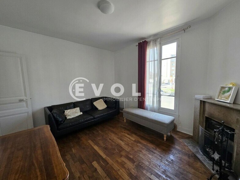 Retail in Antony to rent - Building Photo - Image 3 of 14