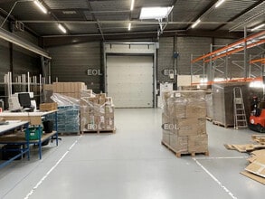 Light Industrial in SAINT-OUEN-L'AUMONE to rent Building Photo- Image 2 of 6