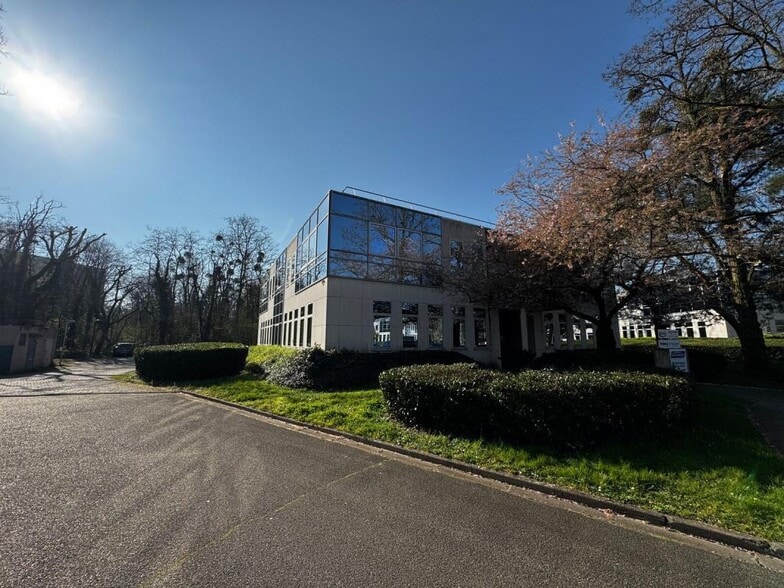 10 Allée Rosa Luxemburg, Eragny to rent - Building Photo - Image 2 of 6