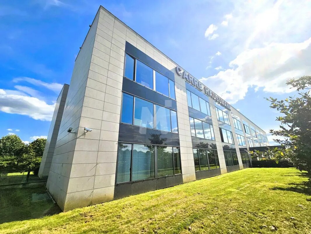 Office in Lieusaint to rent Building Photo- Image 1 of 11