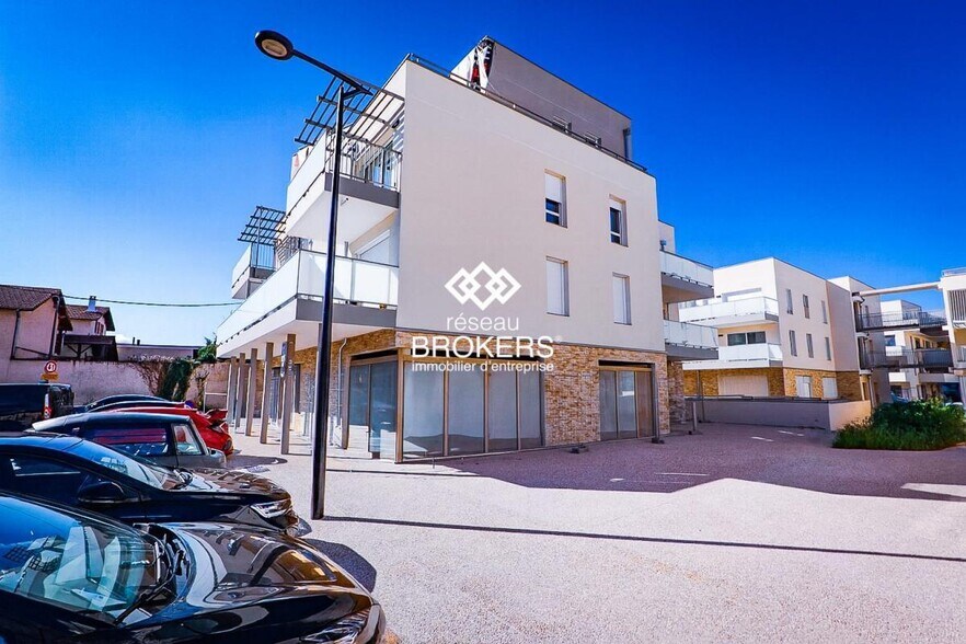 Retail in Pusignan to rent - Building Photo - Image 2 of 3