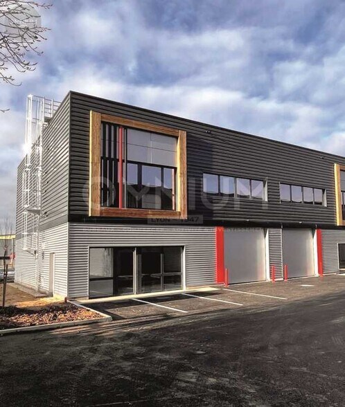 Light Industrial in Saint-Quentin-Fallavier to rent - Building Photo - Image 2 of 5
