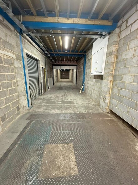 18 Wadsworth Rd, Greenford to rent - Building Photo - Image 3 of 4