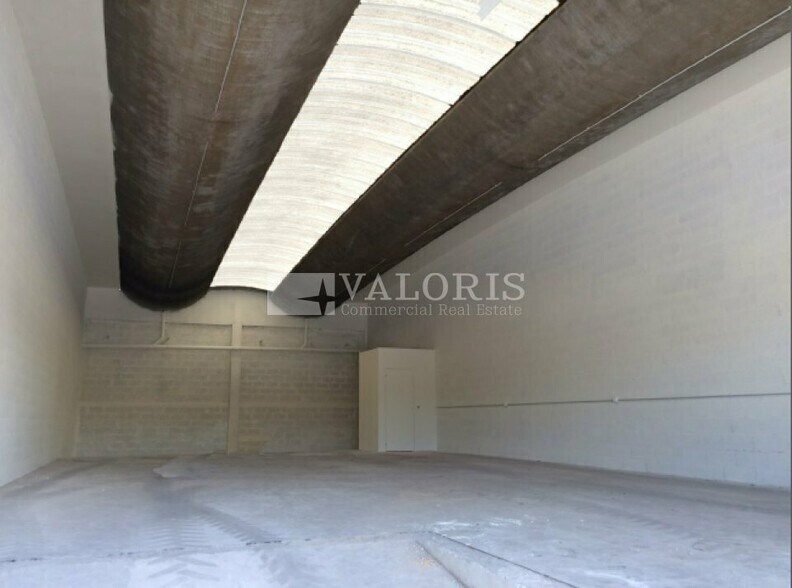 Light Industrial in Saint-Priest to rent - Interior Photo - Image 2 of 7