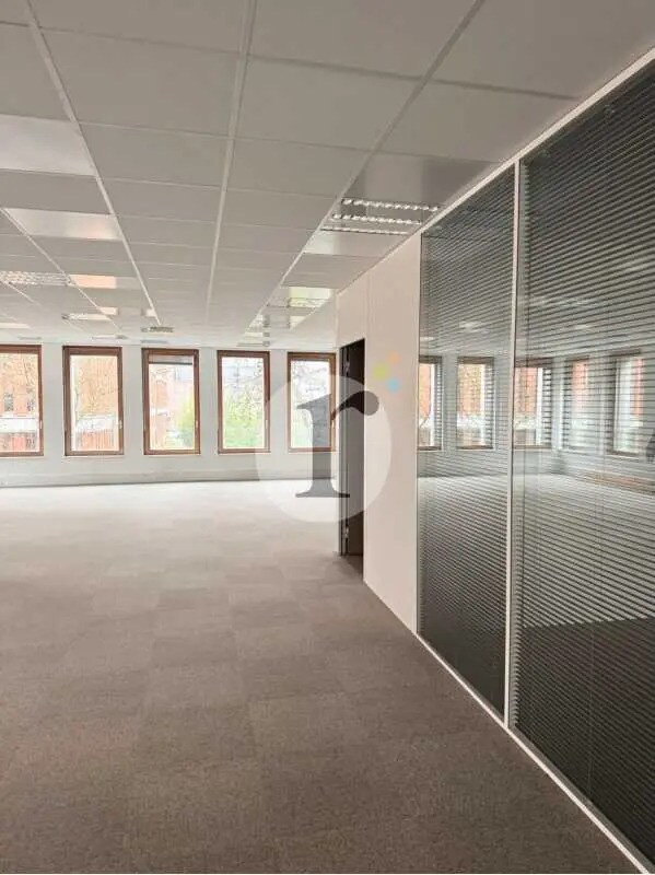 Location Bureaux 225 m² - Photo 1