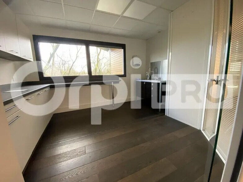 Office in Dardilly to rent - Building Photo - Image 2 of 15
