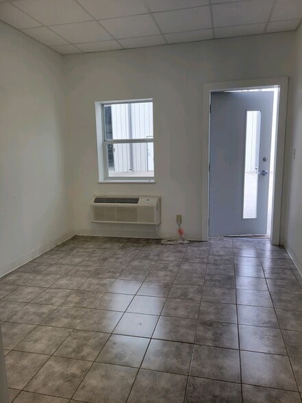 1515 Lakeville Dr, Kingwood, TX to rent - Building Photo - Image 3 of 4