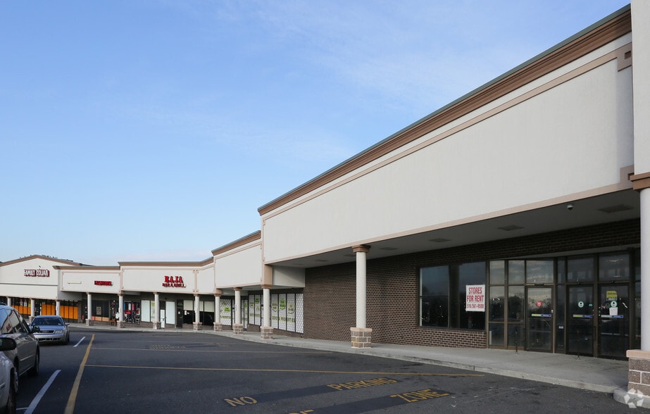 349-411 Horseblock Rd, Farmingville, NY to rent - Building Photo - Image 3 of 14