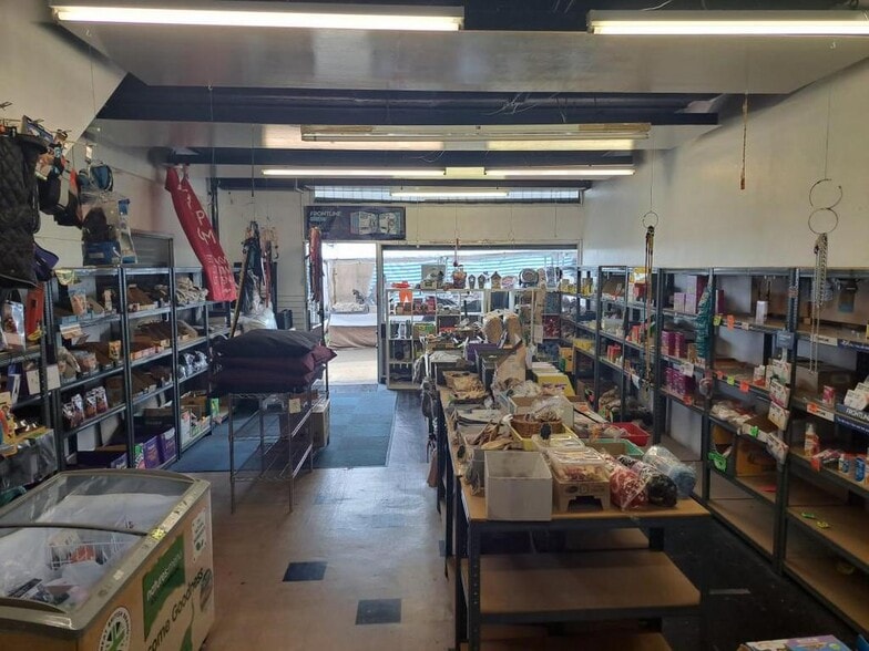 42 Market Sq, Oldham to rent - Building Photo - Image 2 of 8