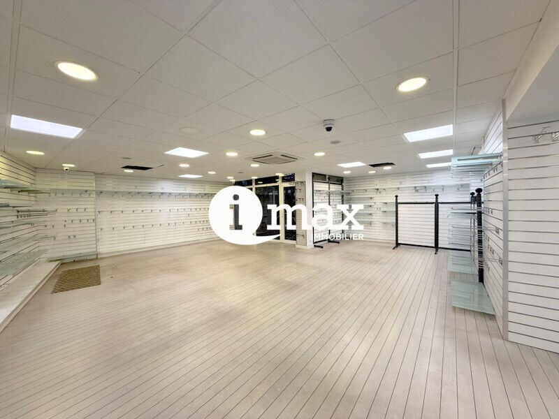 12/16 Place Du Général Leclerc, Suresnes to rent Interior Photo- Image 1 of 7