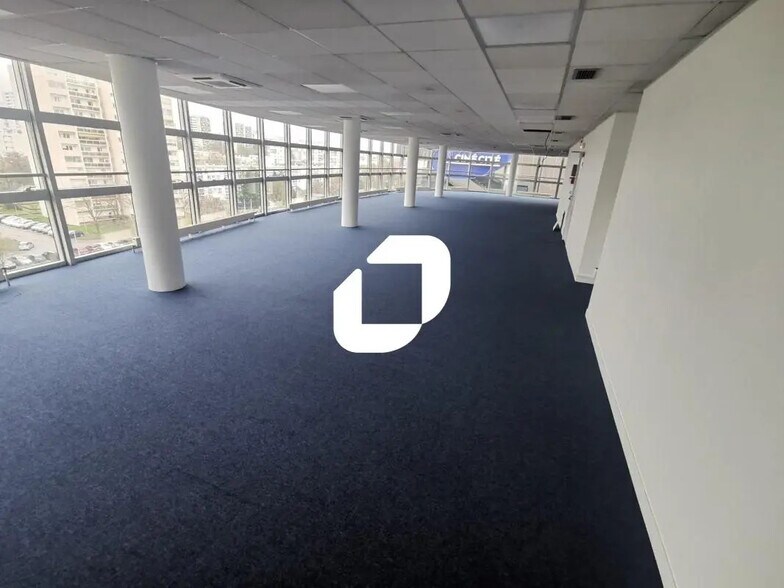 Office in Créteil to rent - Building Photo - Image 2 of 20