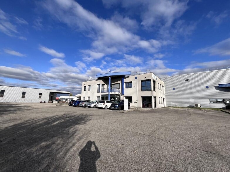 5 Rue Jacques De Vaucanson, Mions to rent - Building Photo - Image 1 of 8