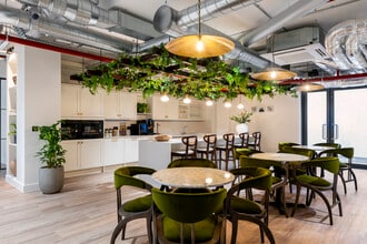 Victoria St, St Albans to rent Interior Photo- Image 2 of 9