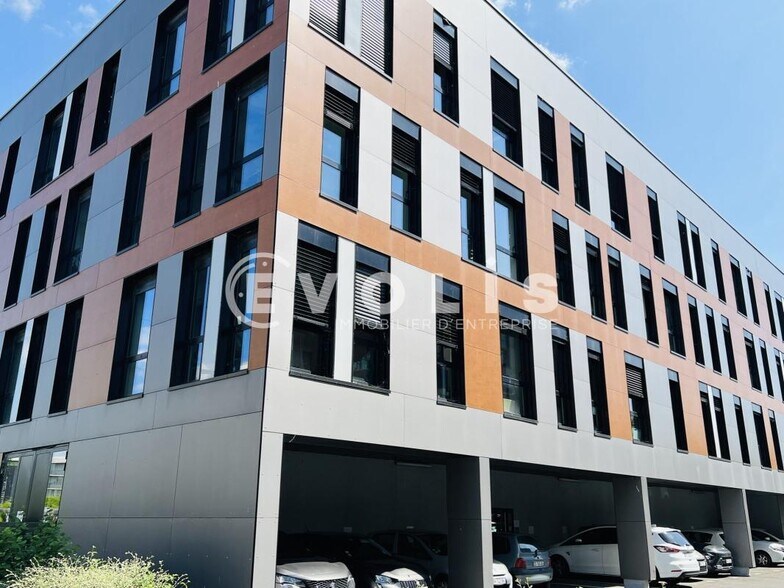 Office in Lieusaint to rent - Building Photo - Image 2 of 7