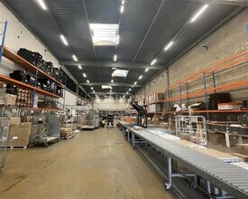 Light Industrial in Le Blanc-Mesnil to rent Building Photo- Image 2 of 2