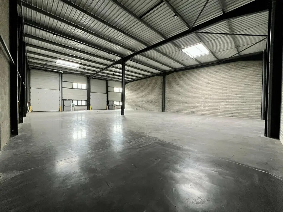 Light Industrial in Le Mesnil-Amelot for sale Building Photo- Image 1 of 18