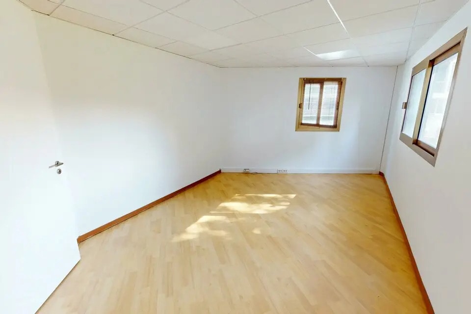 Location Bureaux 100 m² - Photo 1