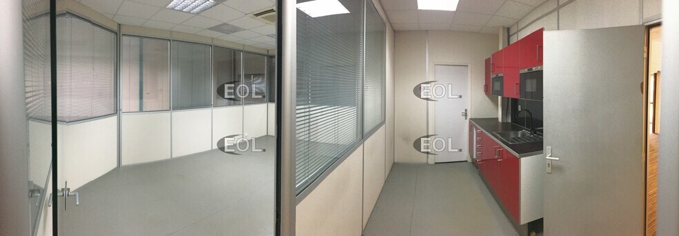 Light Industrial in Tremblay-en-France to rent - Interior Photo - Image 3 of 5