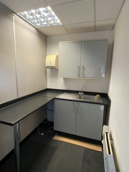 46-50 Coombe Rd, New Malden to rent - Building Photo - Image 3 of 4