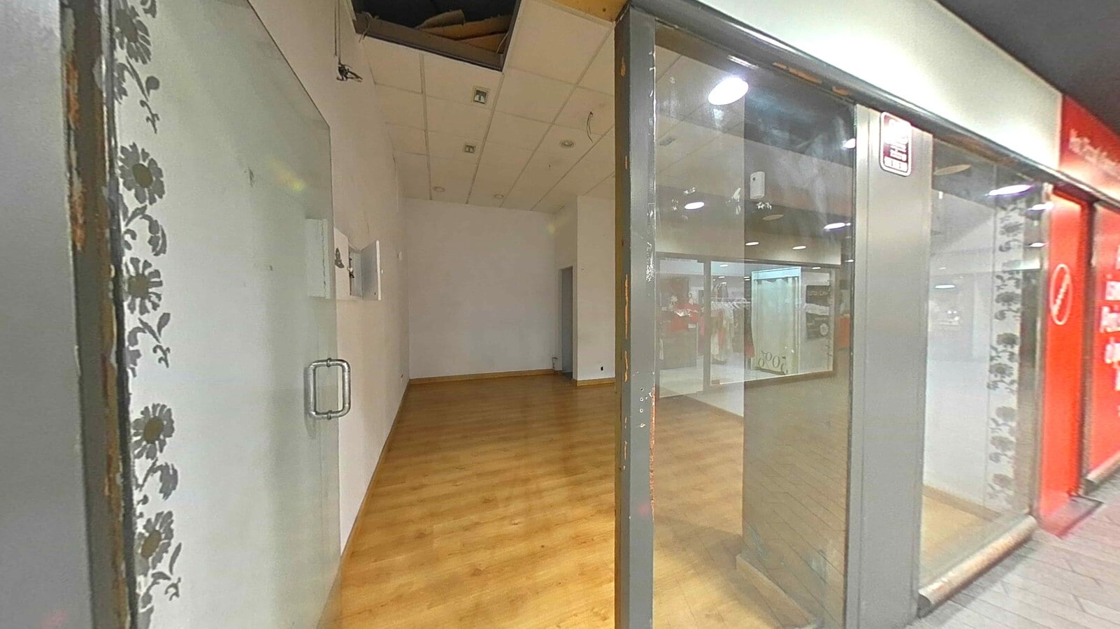 Manresa, BAR 08242 -  -  - Interior Photo - Image 1 of 9