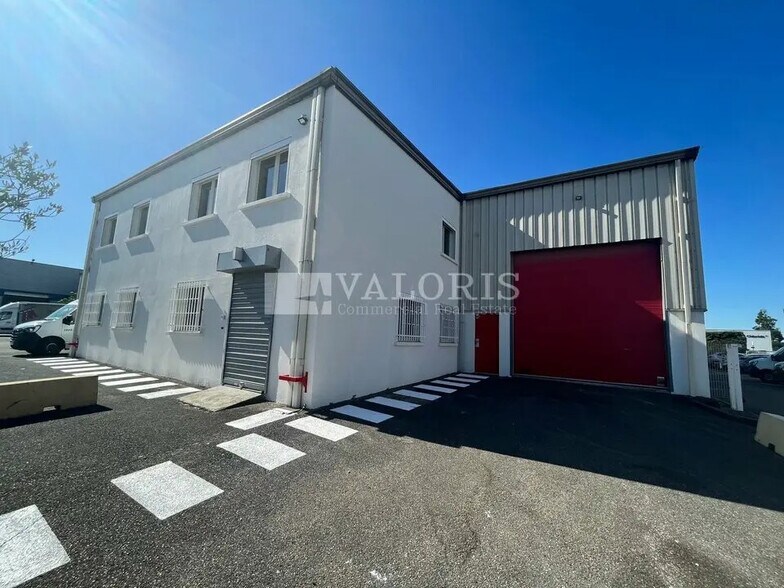 Light Industrial in Chassieu to rent - Building Photo - Image 1 of 9