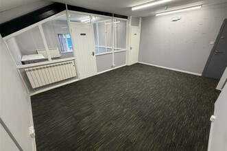 76 Graingers Ln, Cradley Heath to rent Interior Photo- Image 2 of 3
