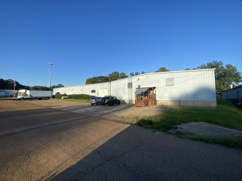 216 Industrial Dr, Ridgeland, MS for rent - Building Photo - Image 1 of 5