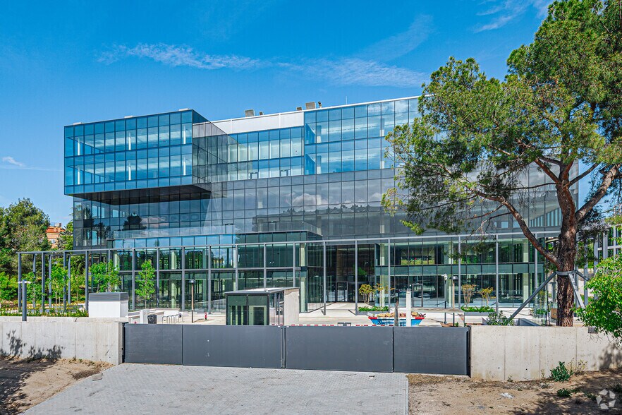 Calle de Mesena, 80, Madrid, Madrid to rent - Building Photo - Image 2 of 16