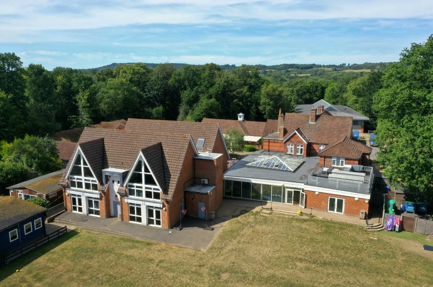 Hullbrook Ln, Guildford for sale - Primary Photo - Image 1 of 13