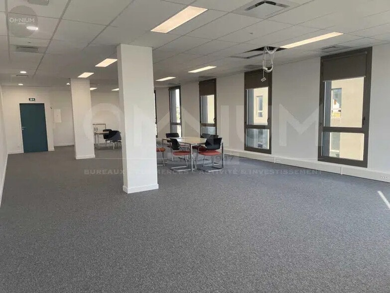Office in Décines-Charpieu for sale - Building Photo - Image 2 of 13
