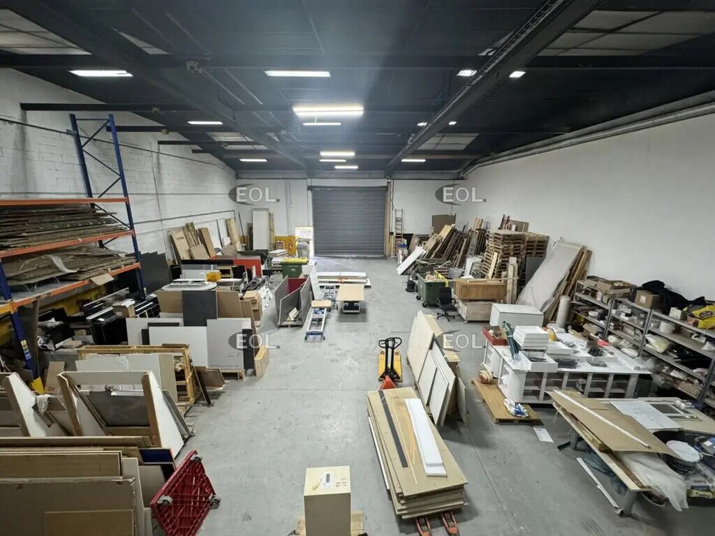 Location Local d'activités 330 m² - Photo 1