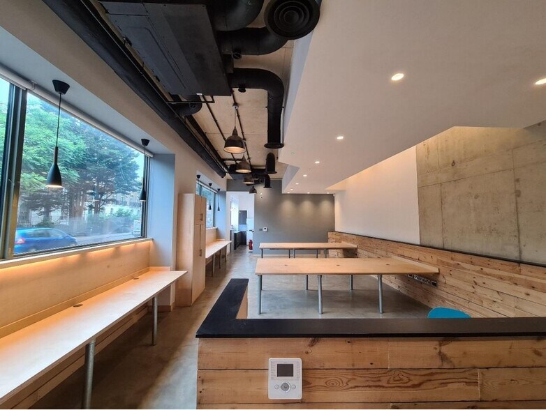 Camberwell New Rd, London to rent - Interior Photo - Image 3 of 7