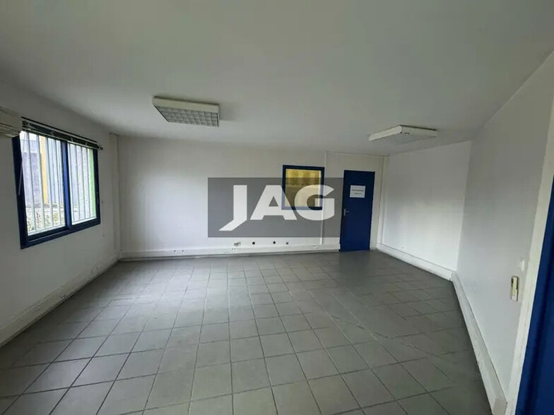Light Industrial in Pusignan to rent - Interior Photo - Image 3 of 10