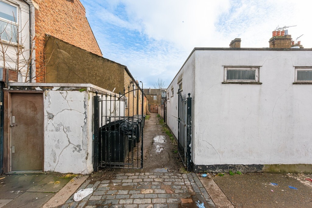 Georges Pl, London for sale Primary Photo- Image 1 of 11