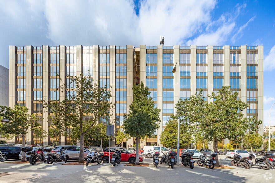 Carrer de Frederic Mompou, 5, Sant Just Desvern, Barcelona to rent - Building Photo - Image 3 of 5