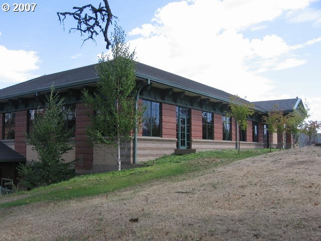 1495 NW Garden Valley Blvd, Roseburg, OR for rent - Building Photo - Image 3 of 8