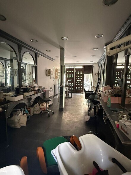 Retail in Paris to rent - Interior Photo - Image 3 of 9