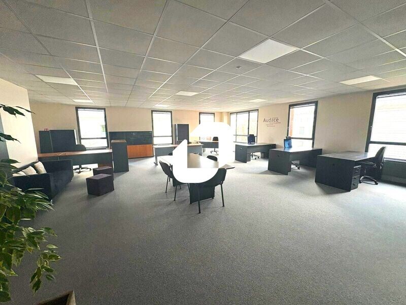 Office in Croissy-sur-Seine to rent Interior Photo- Image 1 of 9