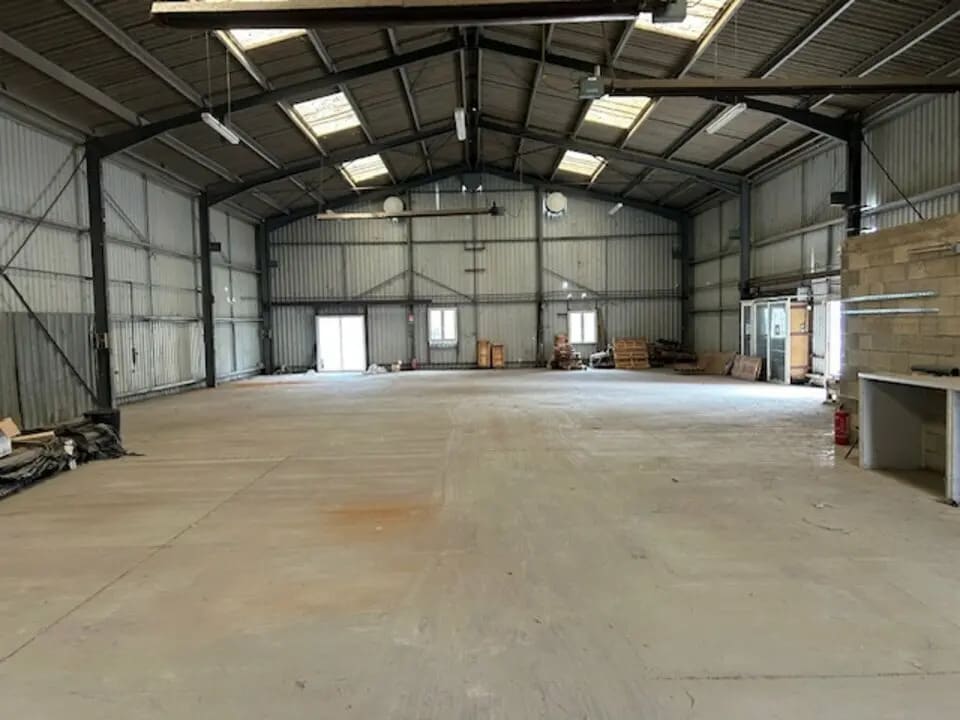 Vente Local d'activités 700 m² - Photo 1