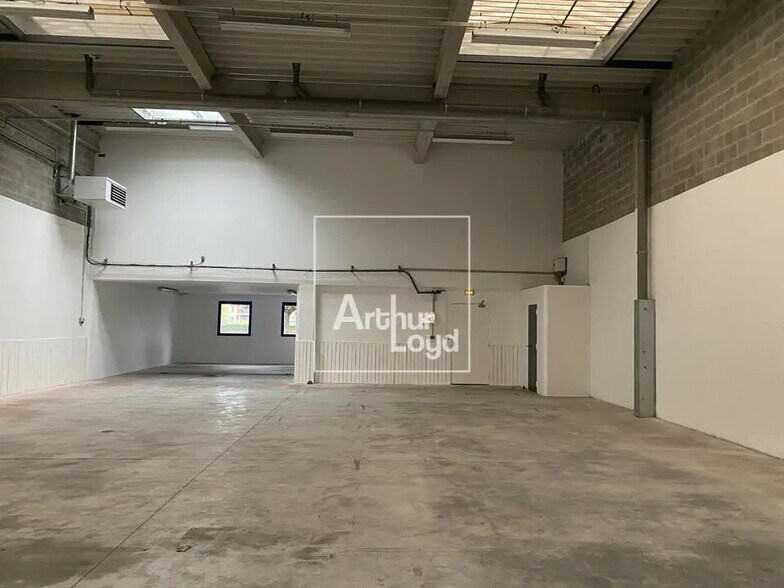 Light Industrial in Lieusaint to rent - Interior Photo - Image 3 of 3