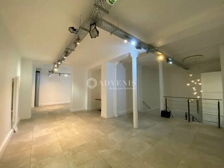 Retail in Paris to rent - Interior Photo - Image 2 of 12