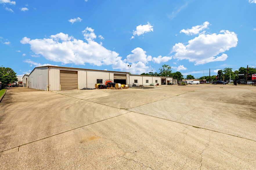 125 W Crosstimbers St, Houston, TX for rent - Building Photo - Image 2 of 10