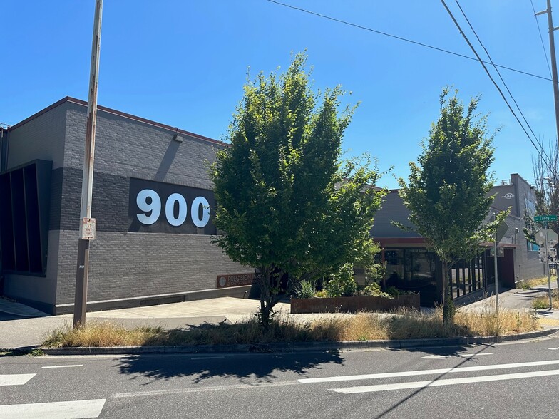 900 SE Sandy Blvd, Portland, OR for rent - Building Photo - Image 1 of 8