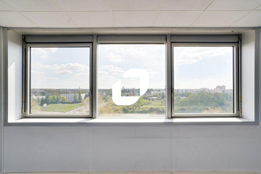 Office in Noisy-le-Grand to rent - Interior Photo - Image 2 of 14