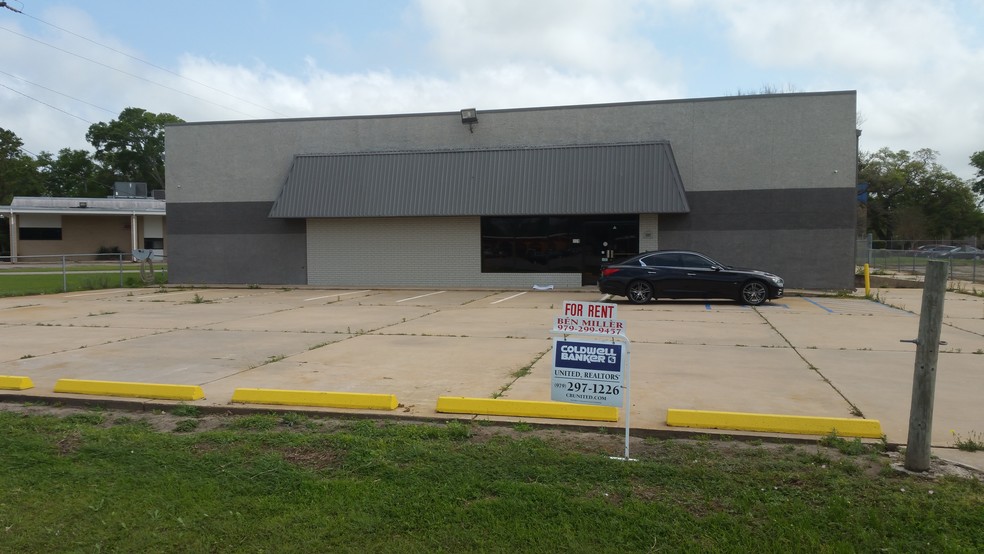 212 Brazosport Blvd N, Clute, TX for sale - Primary Photo - Image 1 of 1