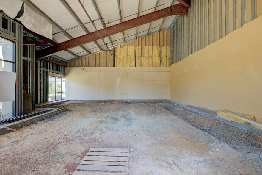 Suites B & C portfolio of 2 properties for sale on LoopNet.co.uk - Building Photo - Image 3 of 26