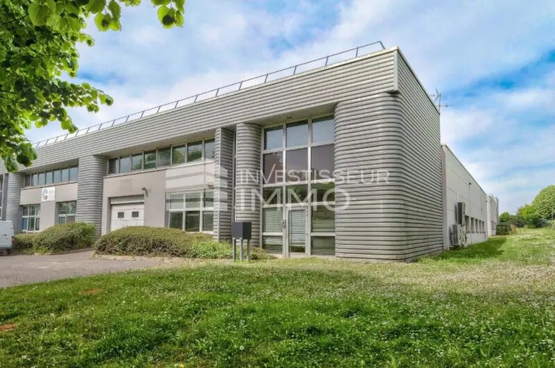 Light Industrial in Tremblay-en-France to rent - Building Photo - Image 2 of 10