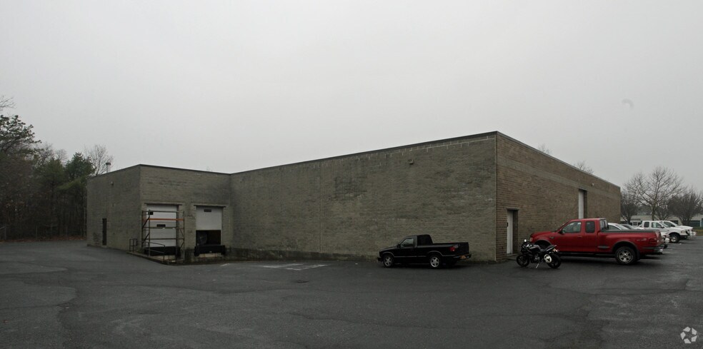 181-191 Remington Blvd, Ronkonkoma, NY for rent - Building Photo - Image 3 of 3